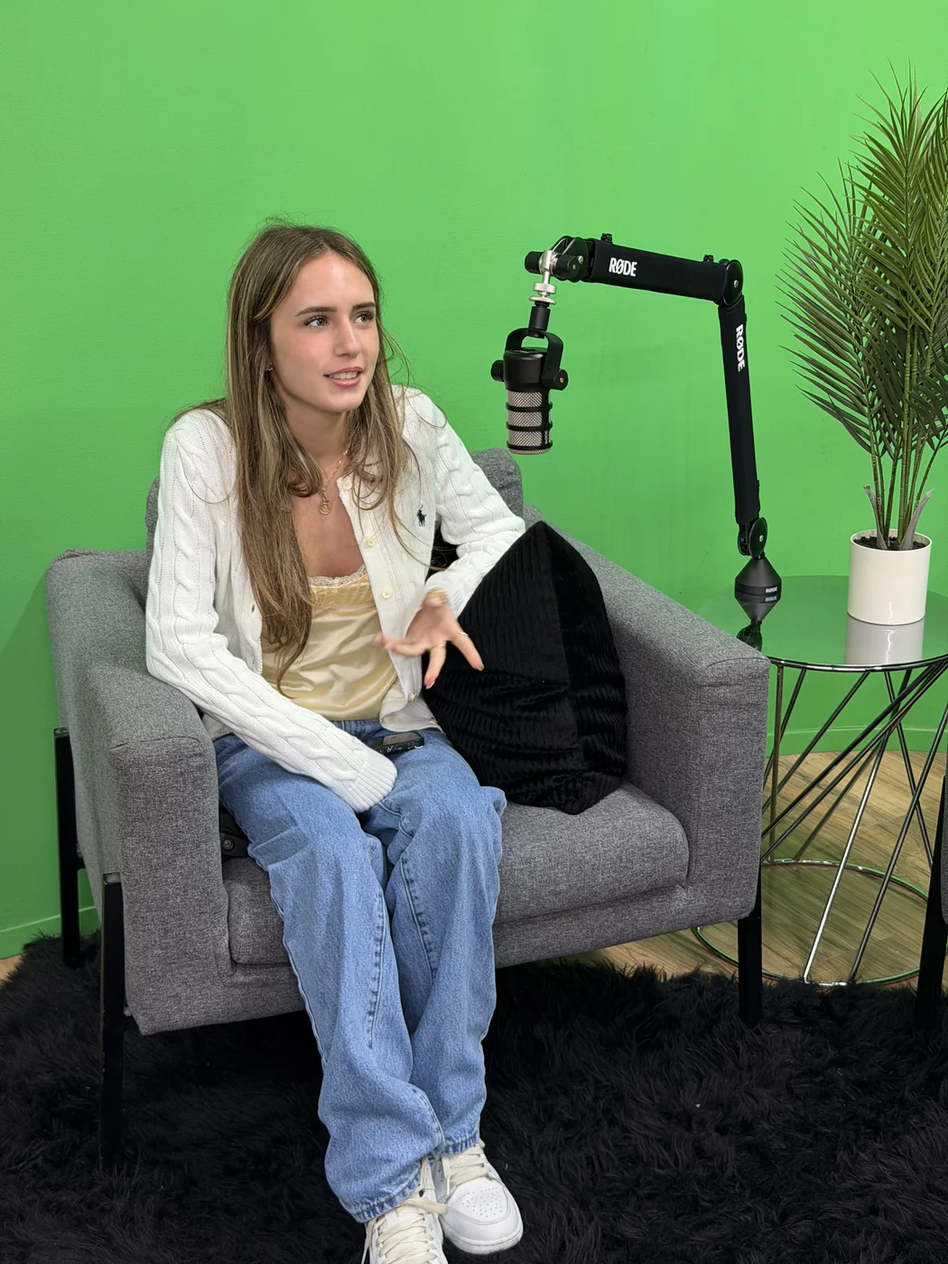 Una invitada en el sillón del set de green screen, con el boom arriba