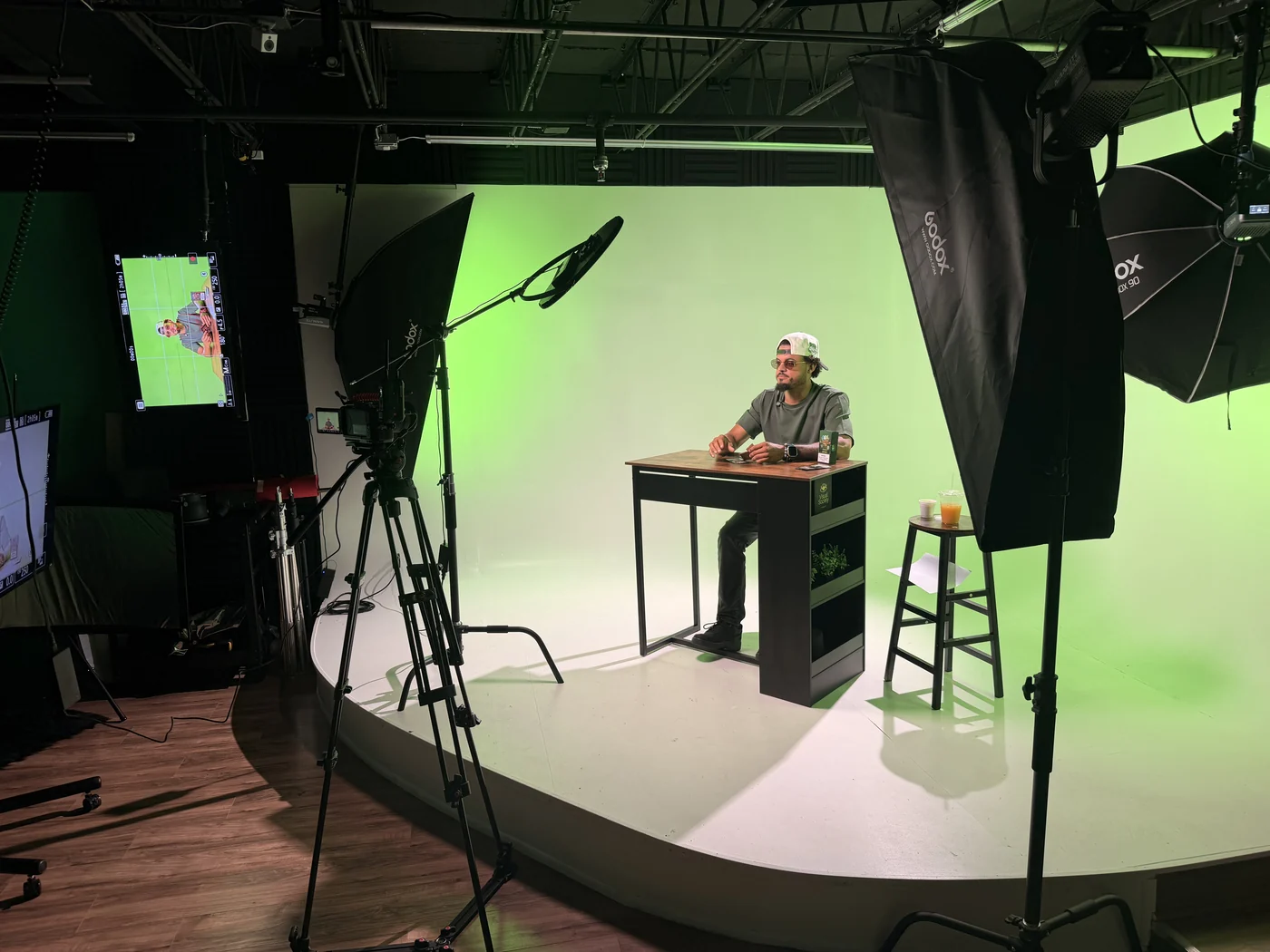 El set de escritorio en green screen montado a lo ancho, con monitores a los lados