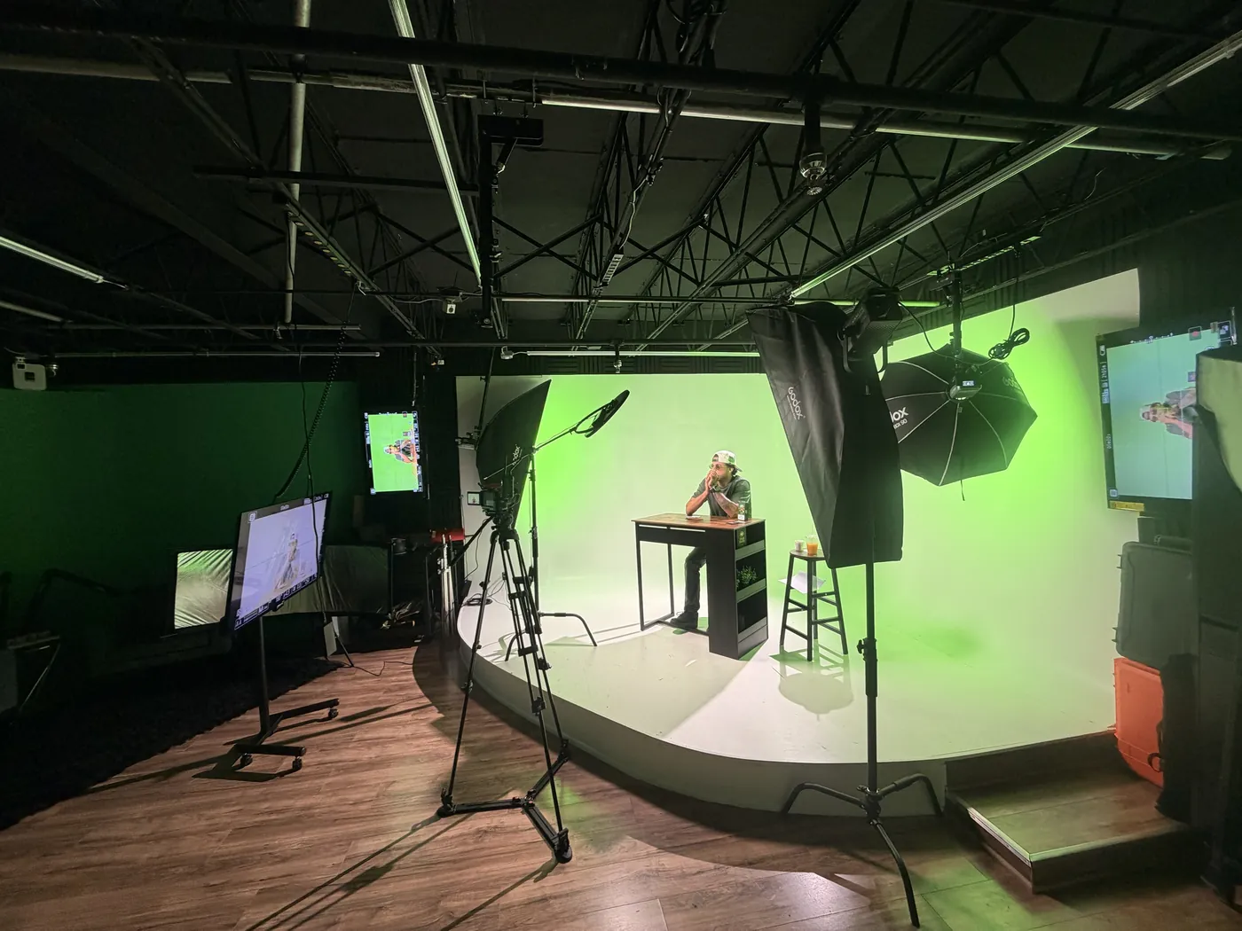 Una pieza a cámara en el escritorio del set de green screen