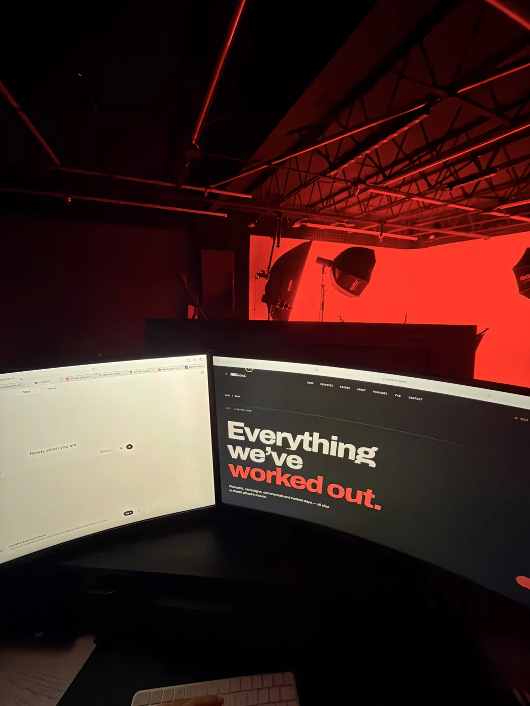 La pared LED con luz roja al fondo de la sala a oscuras