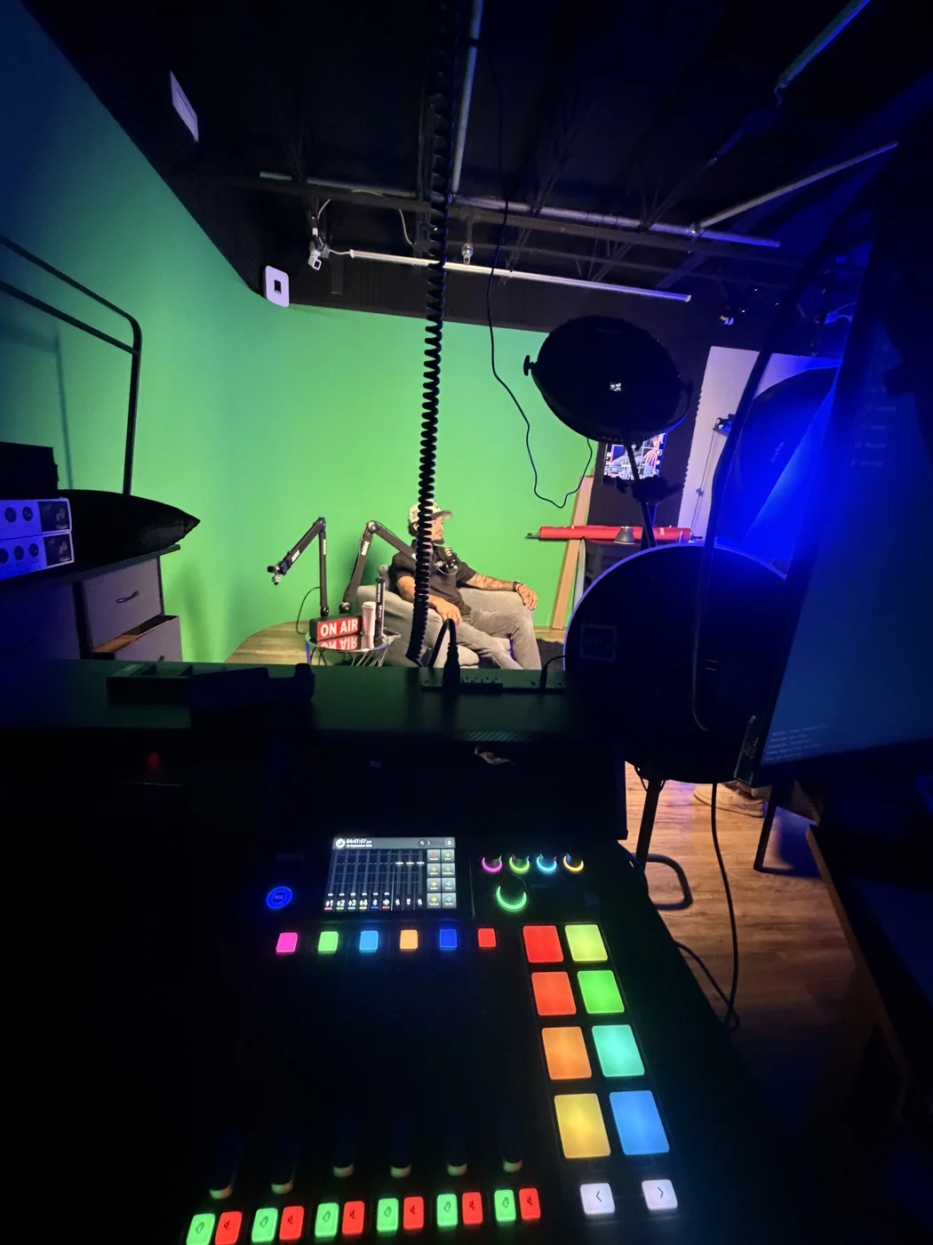 El controlador de pads de edición en vivo encendido, con el set corriendo detrás