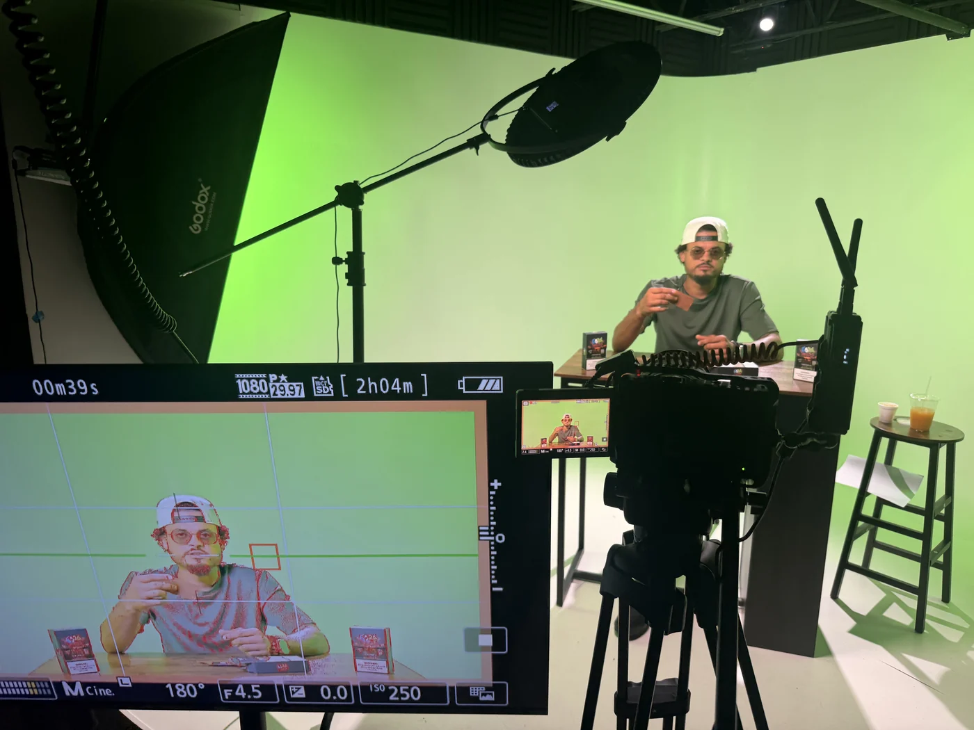 El monitor de cámara con toda su información, y el presentador detrás