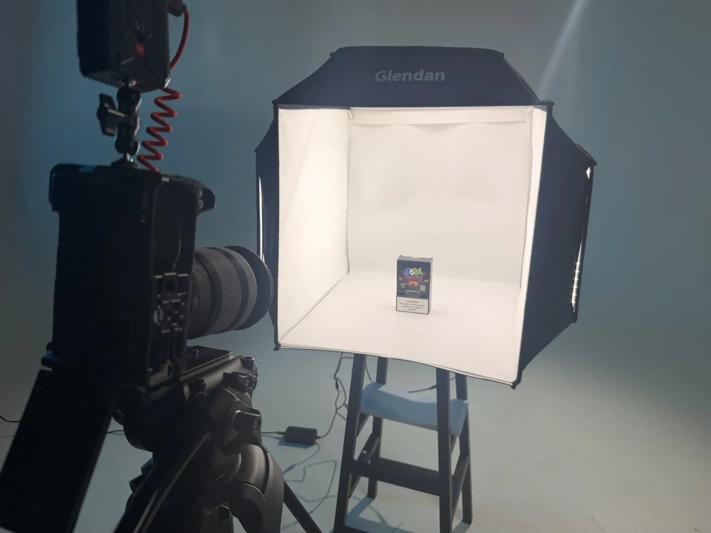 Un producto iluminado dentro de la carpa de mesa, con la cámara al lado