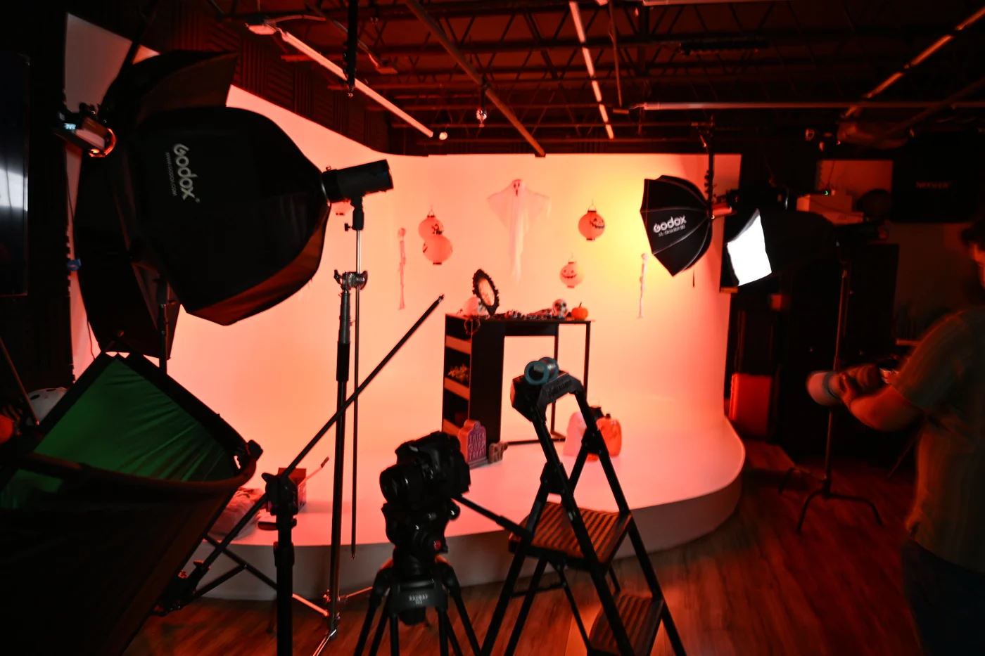 Un set decorado con luz roja y dos cámaras encuadradas sobre él