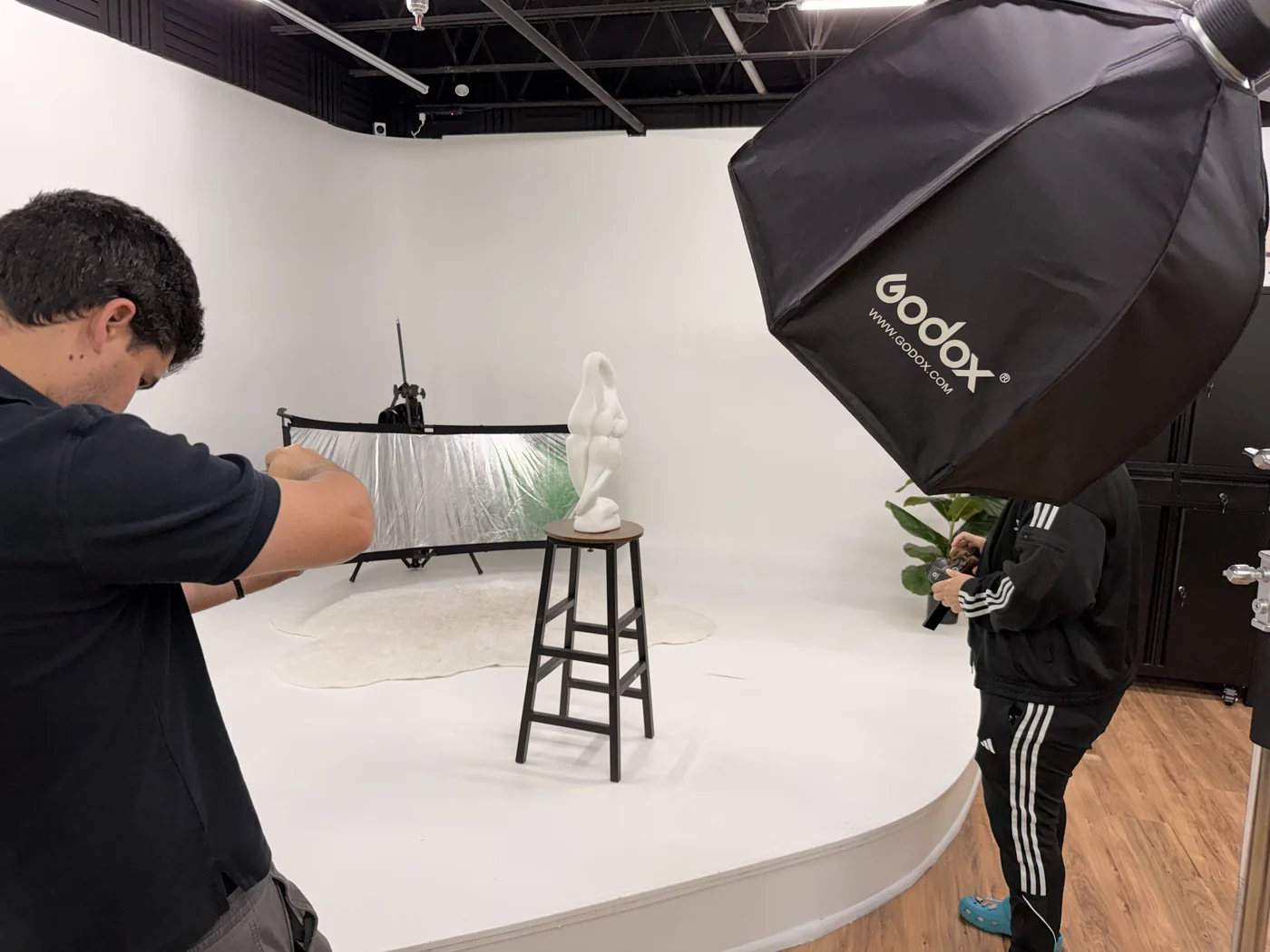 Un banco y una luz colocándose en el ciclorama, con el softbox cerca