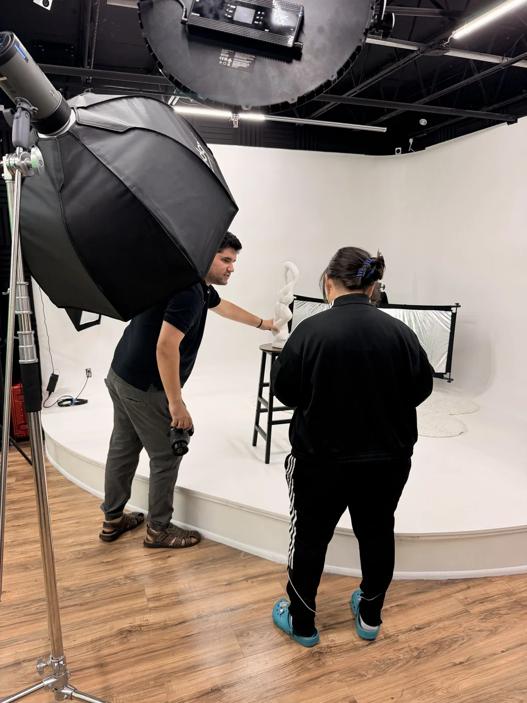 Dos del equipo montando el set, con los softboxes ya puestos