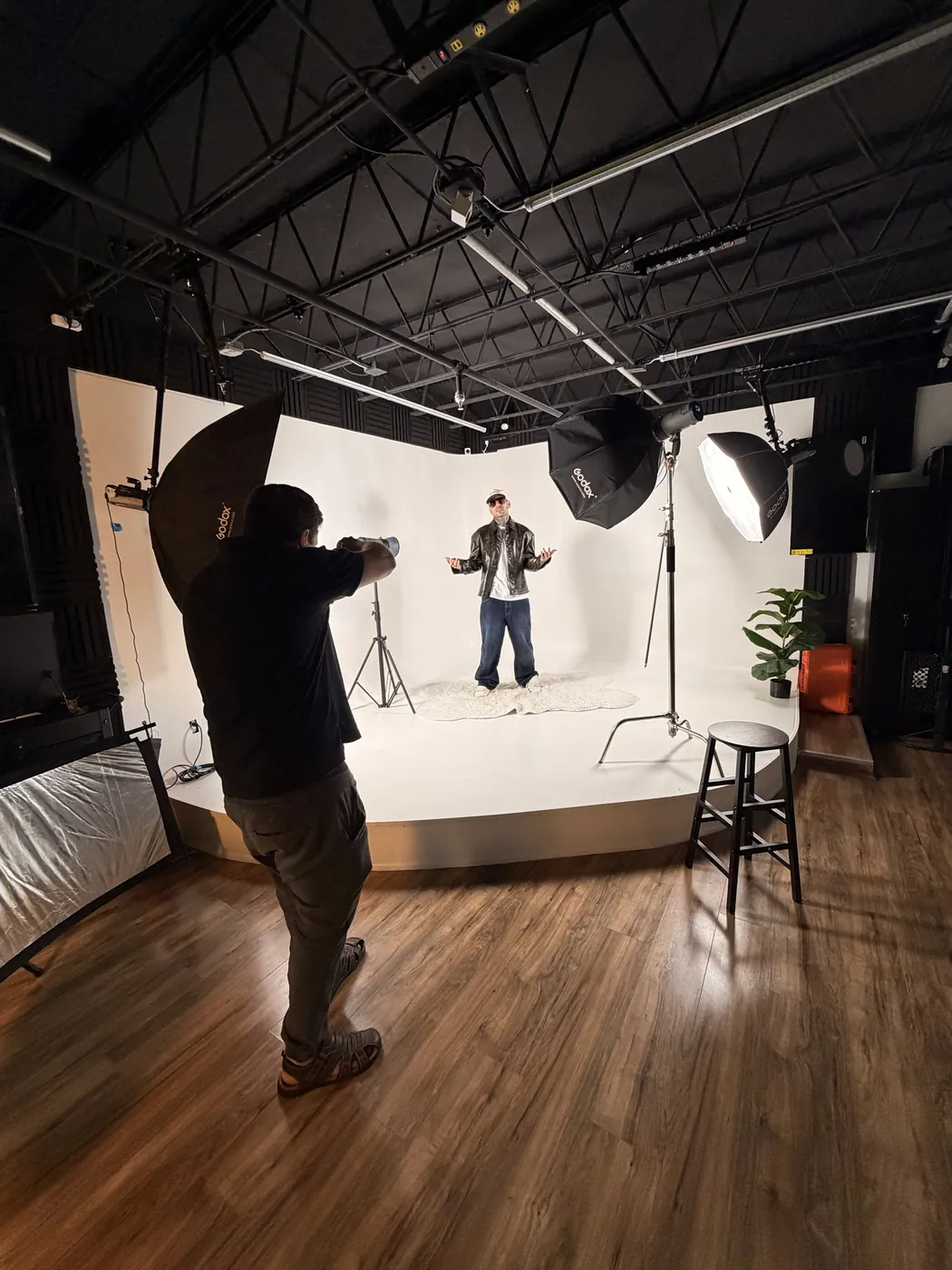 El set de fotografía desde detrás del fotógrafo